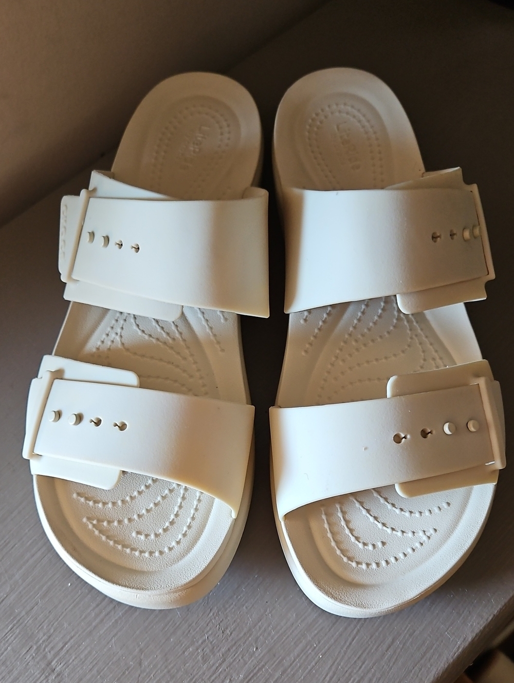 NWOT CROCS BROOKLYN CREAM LOW PLATFORM SANDALS SZ 9
